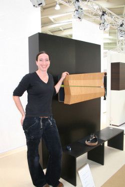 Claudia Körschgen mit ihrem „Objekt zur Geigenaufbewahrung“: Die Siegerin des Wettbewerbes „Die Gute Form 2011“